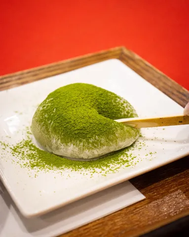 緑粉が舞う和菓子の静けさ
