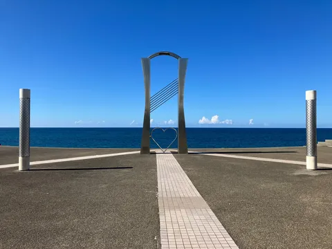 果てしない青へ続くモニュメント