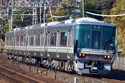 銀色ボディの快速列車