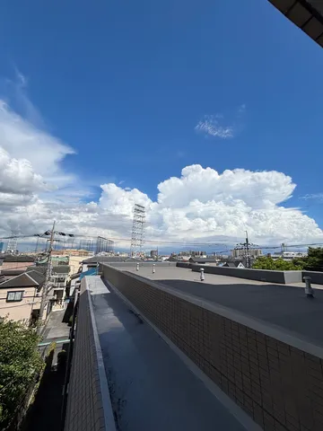 雲の絨毯と都会の風景