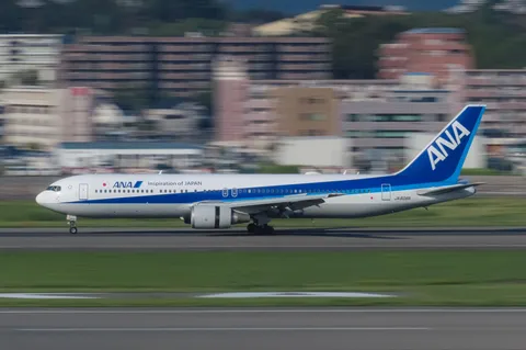 青空とANA機、離陸の瞬間