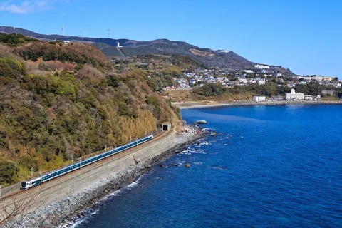海岸線を走る列車と青い海