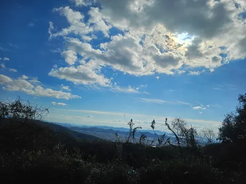 雲間から光差す、山並みの先に広がる景色