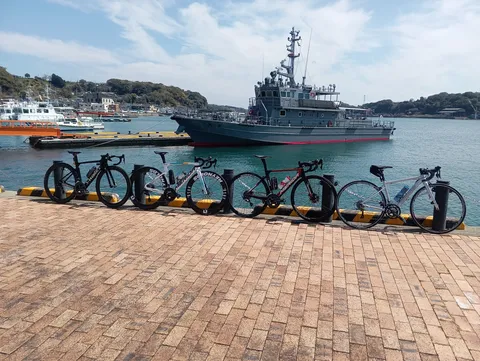 休日サイクリスト、船と港の風景