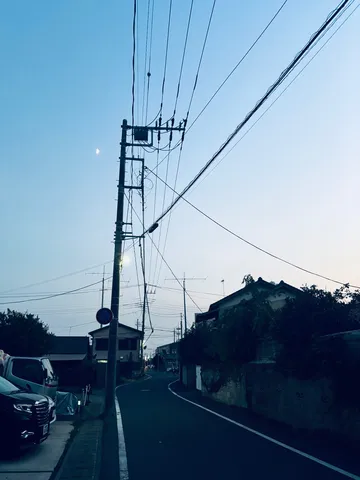 夕暮れ時の電線と月