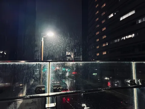 雨夜の都会、光の雫