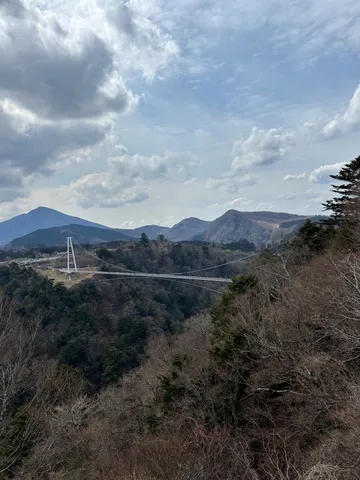 雲海に浮かぶ白亜の吊り橋
