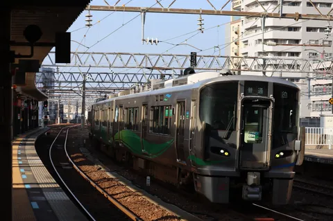 都会の鉄道風景、緑のアクセント