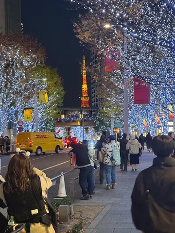 きらめく街と東京タワーの夜景