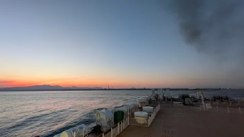 夕焼けと煙、旅の始まり