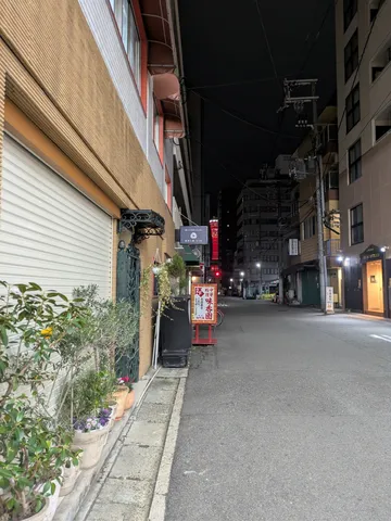 静寂に包まれた夜の街角