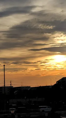 夕暮れの空と街のシルエット