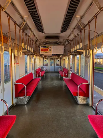 夕暮れ時の車内、旅の始まり