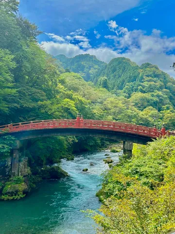 清流にかかる朱色の橋