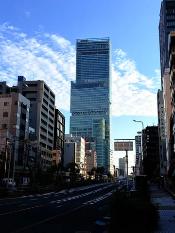 空へ伸びるガラス街