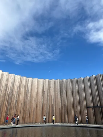 青空と木漏れ日のアート空間