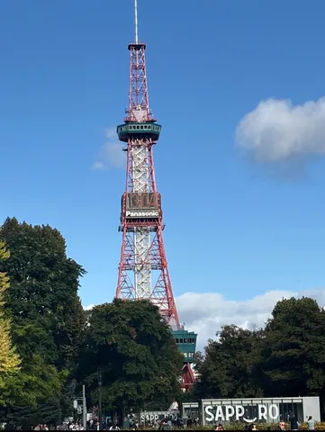 青空とレトロなタワーのコントラスト