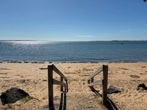 砂浜と青い海、夏の始まり