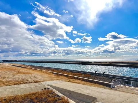 青空と水面、釣りを楽しむ人々