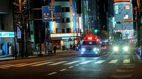 夜の街、まさかの赤い主役が通過！
