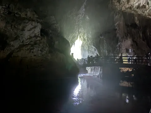 幻想的な洞窟、光の海を渡る橋