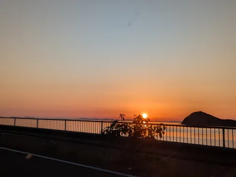 夕暮れの水平線、旅の始まり