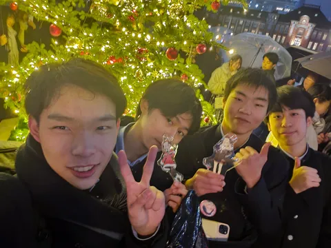 クリスマスツリーとキラキラ男子たち