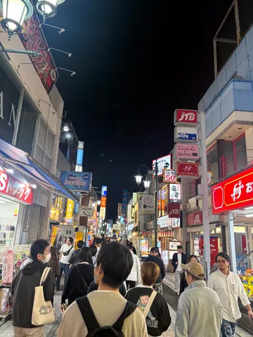 流れる夜の人波とネオン街