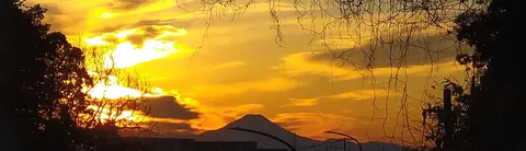 黄昏の空、静寂な山。
