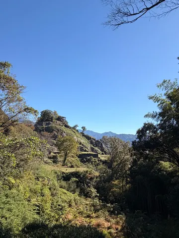 青い空と石の階段風景