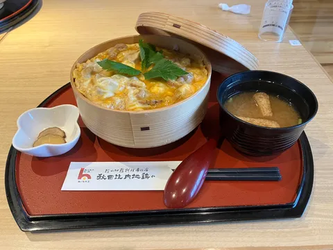 木箱に眠る、至福の親子丼