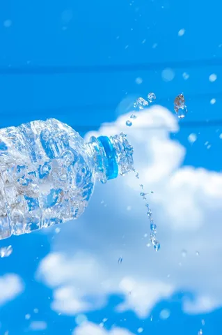 青空に舞う水の雫