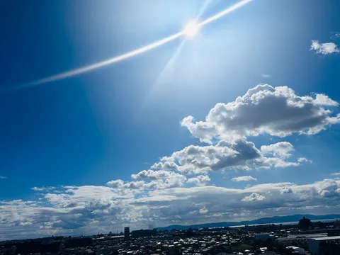 夏の空、都市の日常