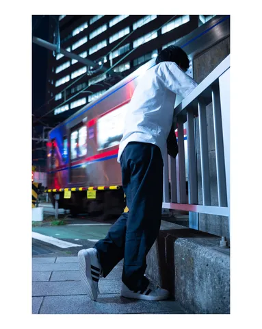 都会の夜、電車と少年