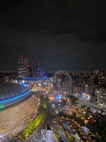 光と賑わいの夜景