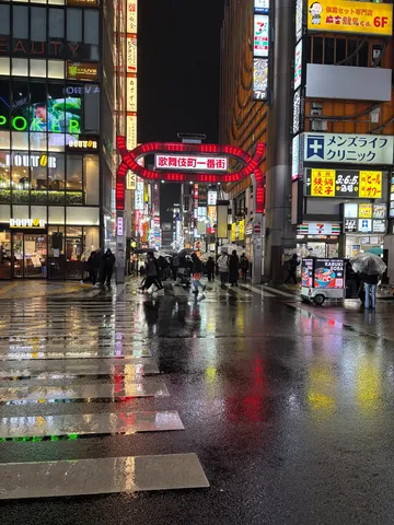 雨夜のネオン、色とりどりの反射