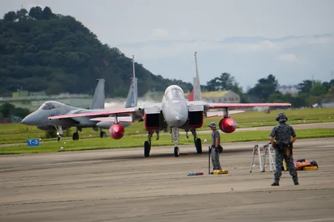 静寂の滑走路、戦闘機と整備士
