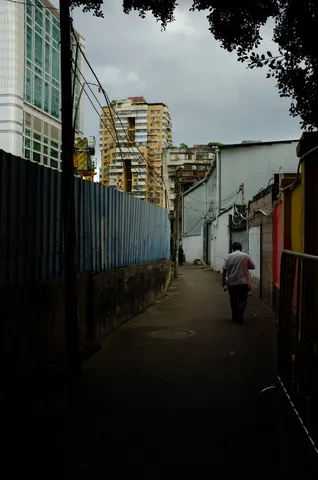 路地裏に佇む日常の一コマ