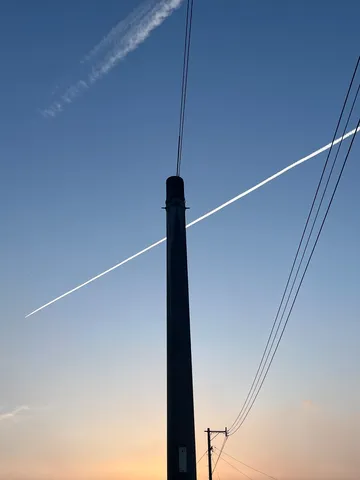 空に引かれた線、線、線！