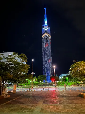夜空に輝く光の塔