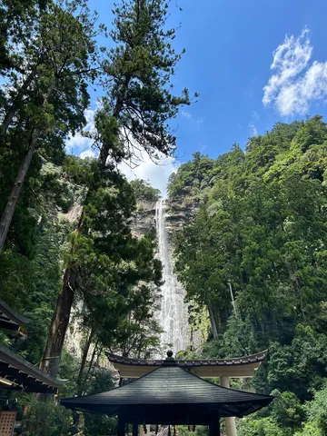 緑深き滝と古刹の趣