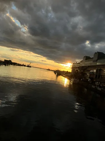港町の夕暮れ、ドラマチックな空