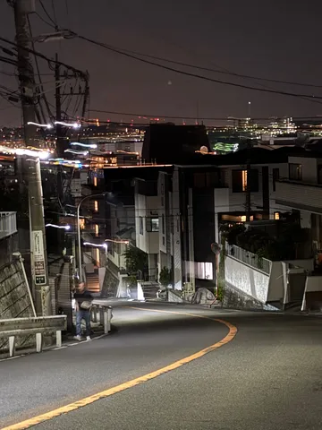 夜の坂道と街の灯