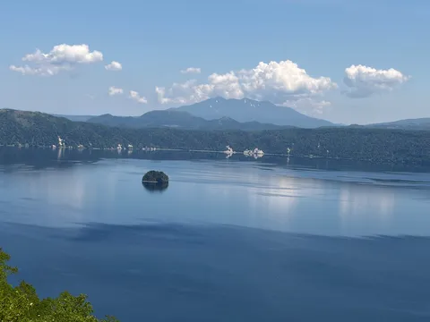 水面に浮かぶ小島の謎