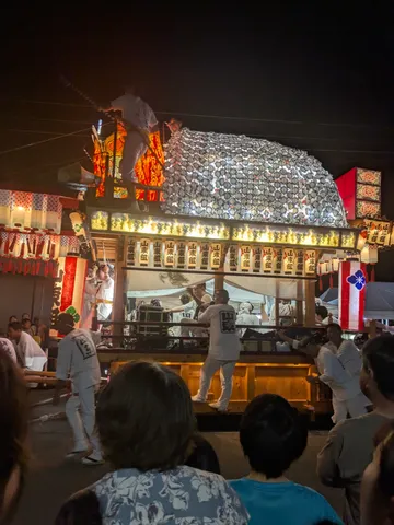 祭りの夜、熱気と光の共演