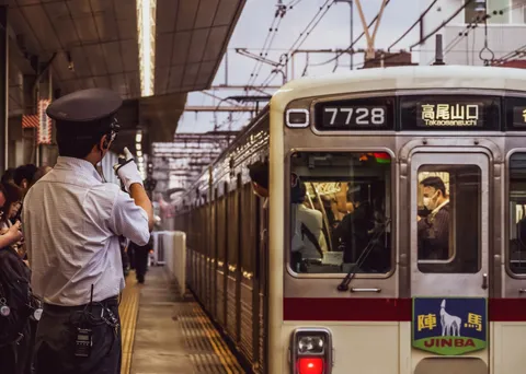 列車を見送る頼もしい背中