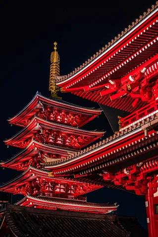 闇夜に映える朱色の五重塔