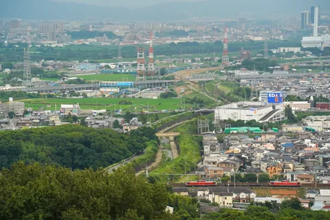 新緑と街並み、そして列車の風景