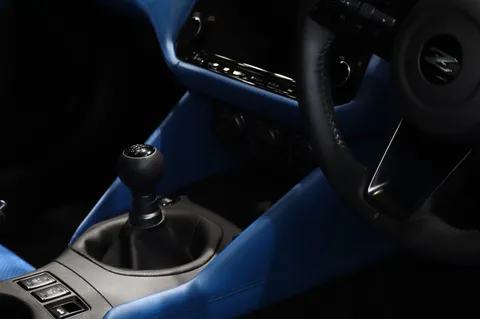 青い革の車内、シフトノブに注目