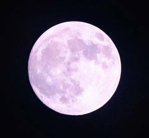 夜空に浮かぶ、神秘的なパープルムーン